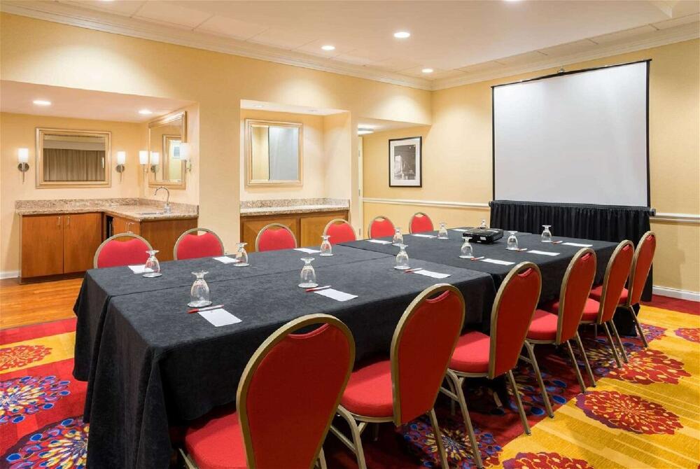 Foto de los servicios de Hotel Wyndham Cleveland Airport
