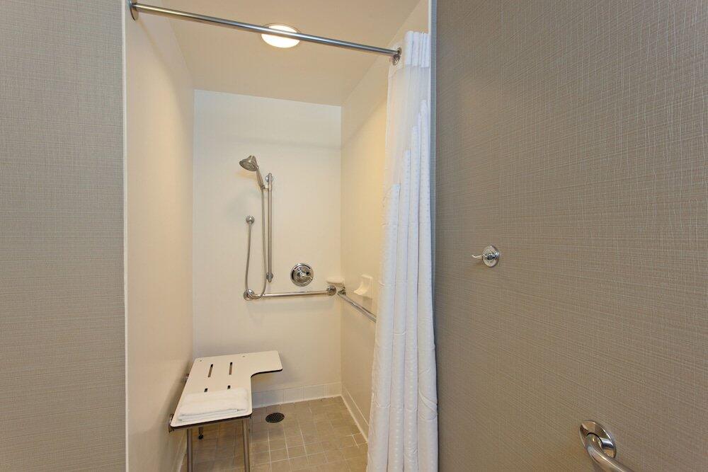 Foto de una habitación de Holiday Inn Express Hotel &amp;amp; Suites Fisherman&amp;#039;s Wharf, an IHG Hotel