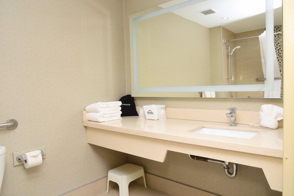 Foto del baño de Hotel Days Inn by Wyndham Ottawa