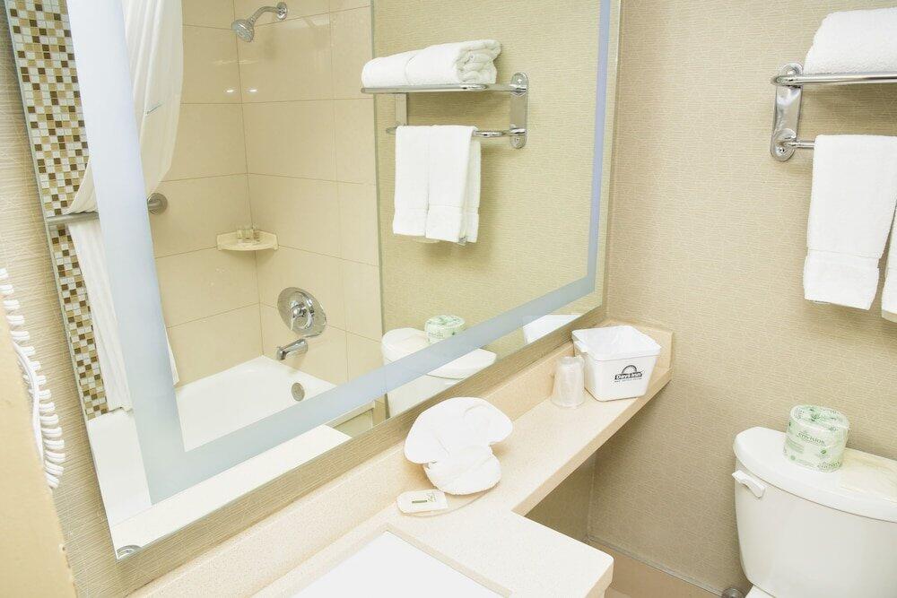 Foto del baño de Hotel Days Inn by Wyndham Ottawa