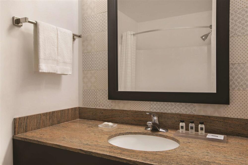 Bathroom – Hotel Country Inn &amp;amp; Suites by Radisson, Hagerstown, MD