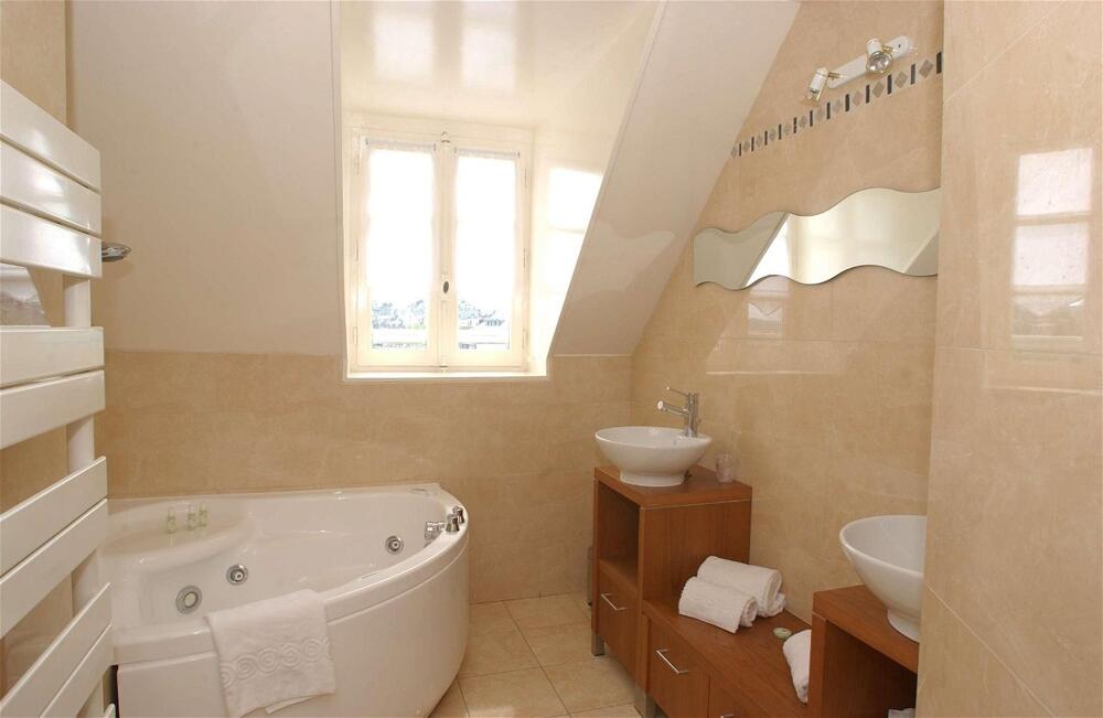 Foto del baño de Hotel Best Western Le Cheval Blanc -Centre- Vieux Port