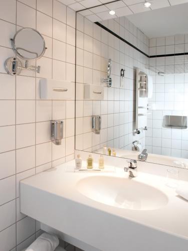 Foto del baño de Victor&amp;#039;s Residenz-Hotel Berlin Tegel