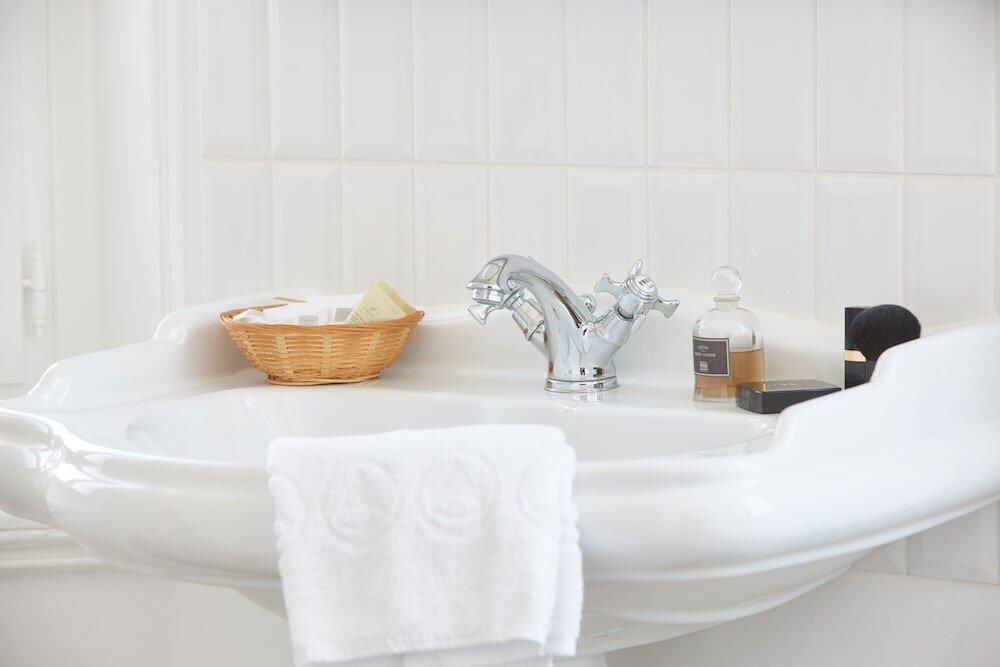 Foto del baño de The Originals Boutique, Hôtel La Colonne de Bronze, Saint-Valéry-sur-Somme (Inter-Hotel)