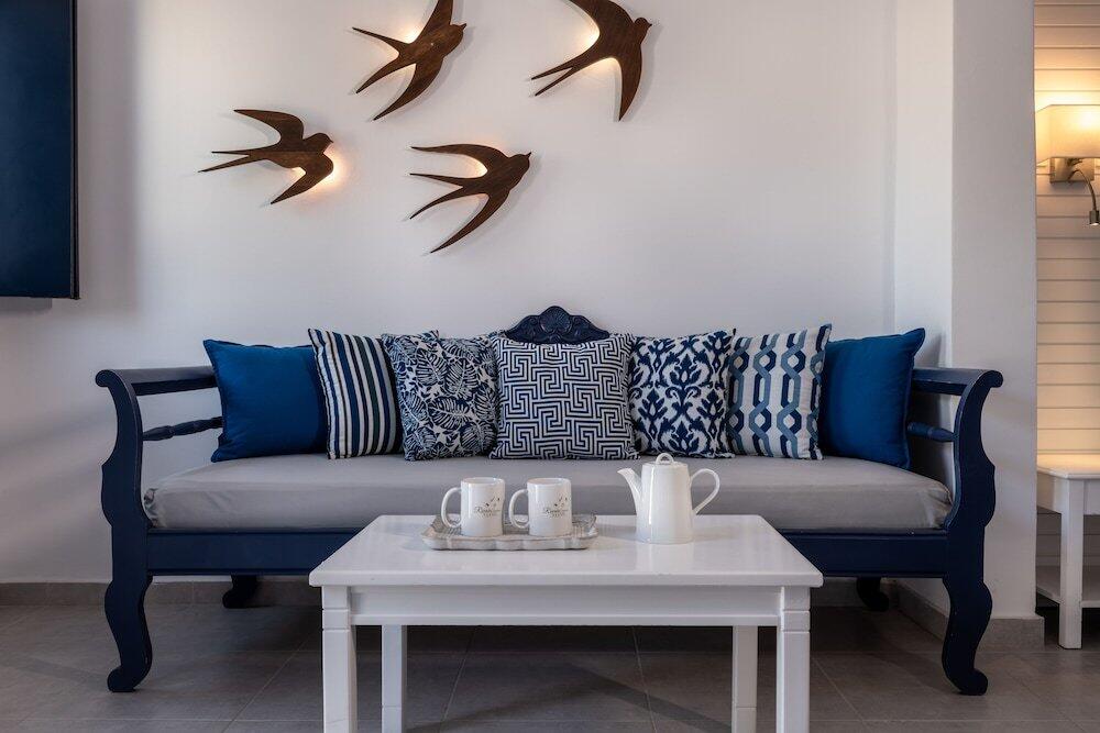 Foto de una habitación de Rivari Santorini Hotel