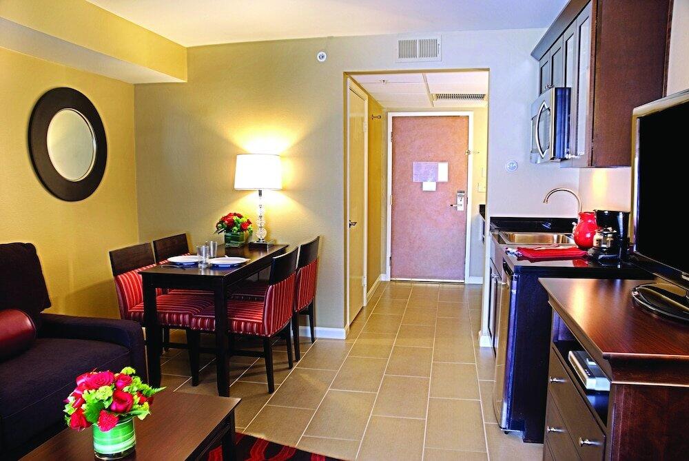 Foto de una habitación de Hotel Peacock Suites