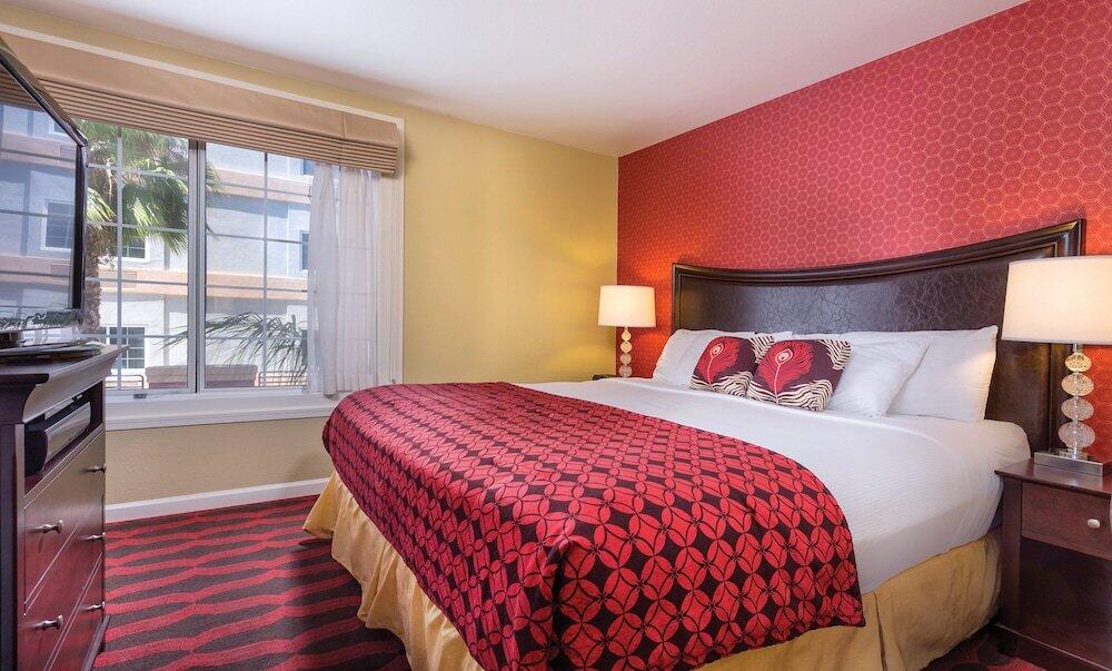 Foto de una habitación de Hotel Peacock Suites