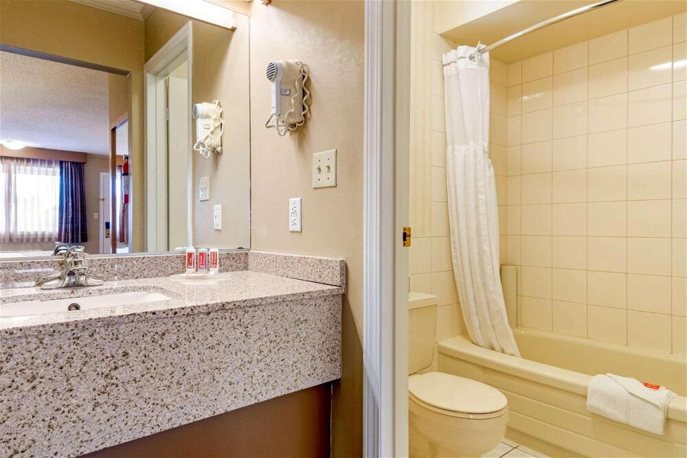 Foto de una habitación de Hotel Econo Lodge Inn &amp;amp; Suites