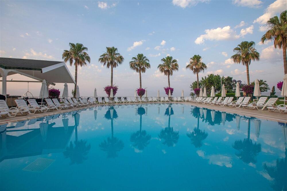 Foto de los servicios de Falcon Hotel
