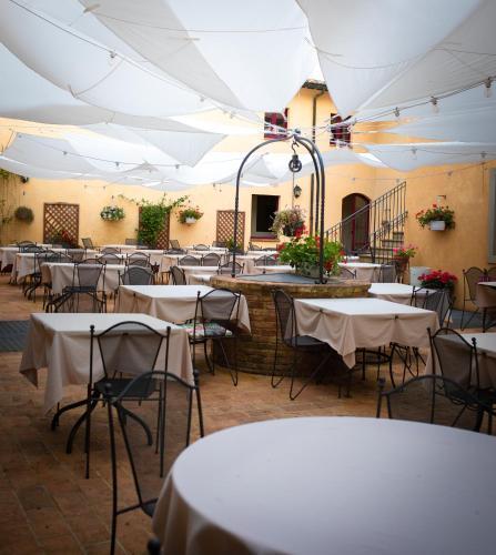 Foto de restauración de Hotel &amp;amp; Restaurant Casolare Le Terre Rosse