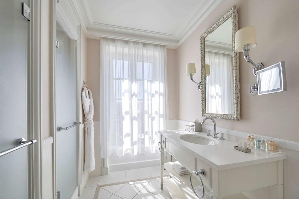 Foto del baño de Hôtel du Palais Biarritz, in The Unbound Collection by Hyatt