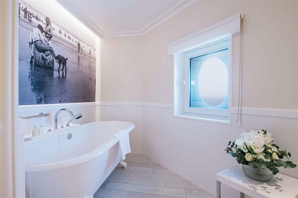Foto del baño de Hôtel du Palais Biarritz, in The Unbound Collection by Hyatt