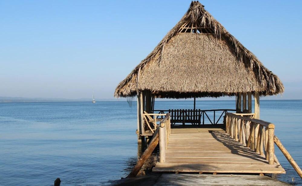 Foto del entorno de Amatique Bay Hotel