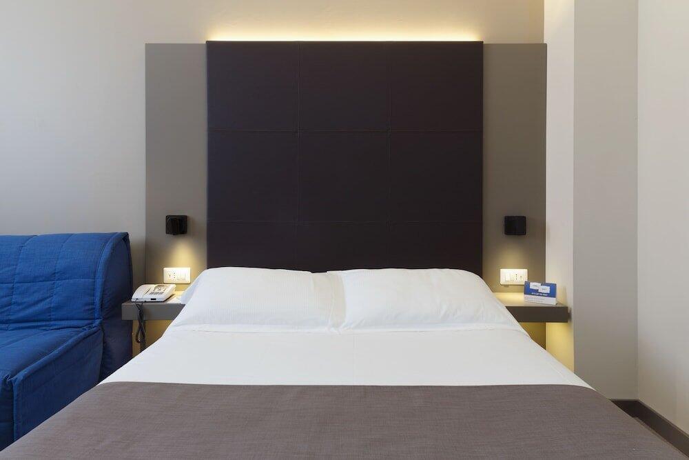 Foto de una habitación de City Hotel &amp;amp; Suites