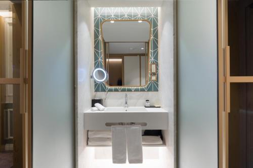 Foto del baño de Hotel The Emerald House Lisbon, Curio Collection By Hilton