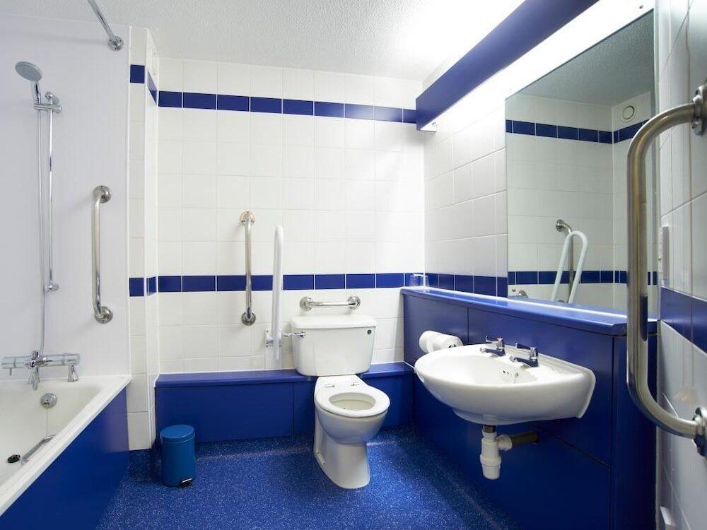 Foto del baño de Travelodge London Central City Road Hotel
