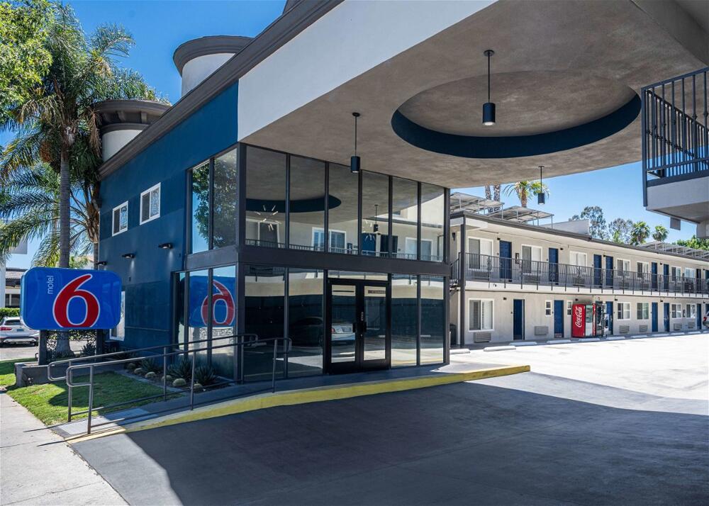 Foto del exterior de Motel 6 Anaheim, CA - Convention Center