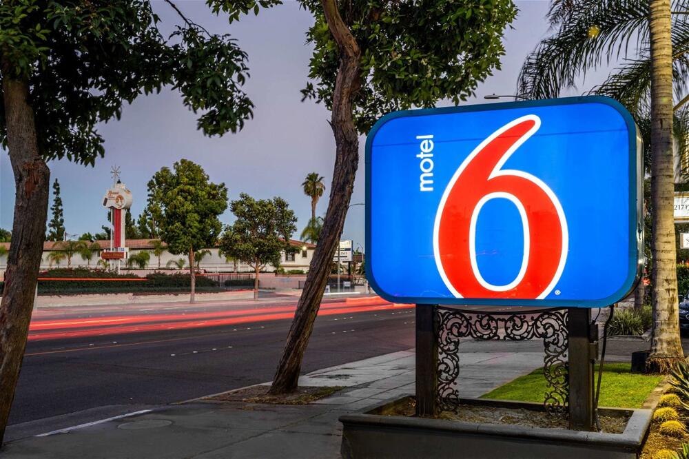 Foto del exterior de Motel 6 Anaheim, CA - Convention Center