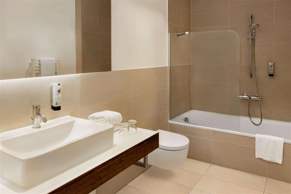 Foto del baño de Hotel Amedia Plaza Dresden, Trademark Collection by Wyndham