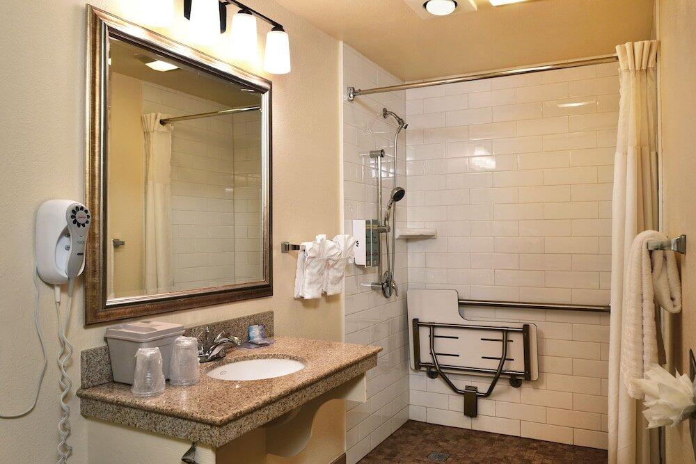 Foto del baño de Hotel Lamplighter Inn &amp;amp; Suites at SDSU