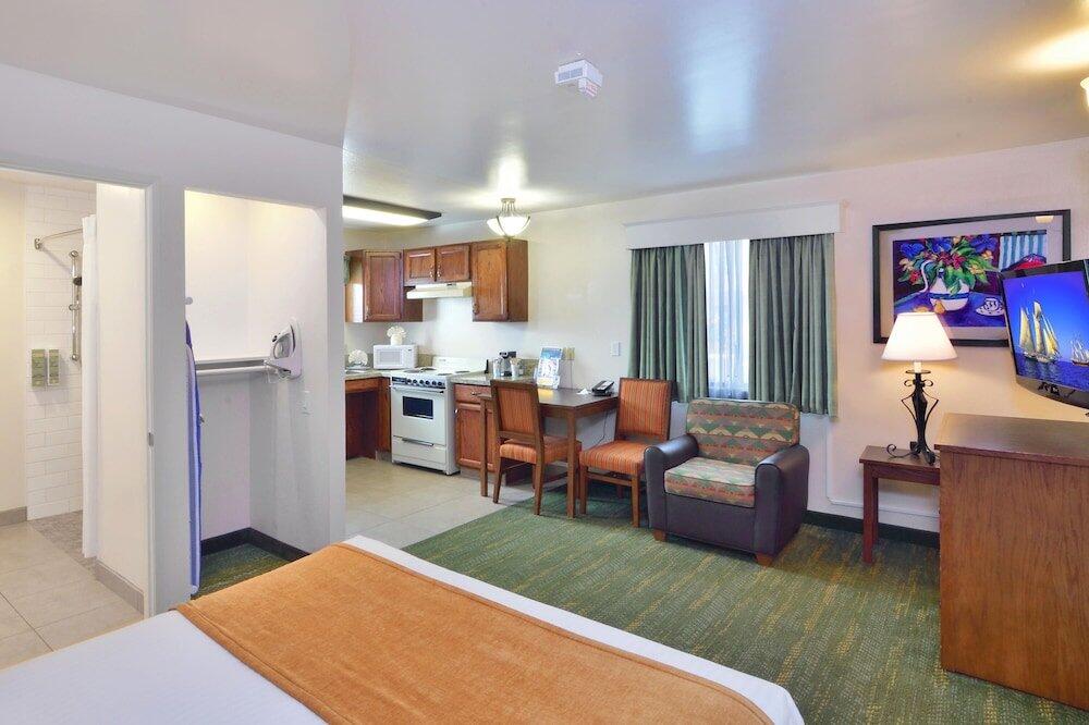 Foto de una habitación de Hotel Lamplighter Inn &amp;amp; Suites at SDSU