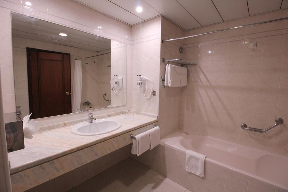 Foto del baño de Suite Hotel Jardins Da Ajuda