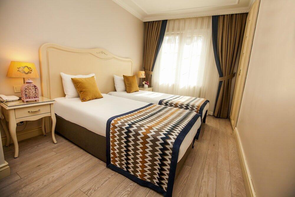 Foto de una habitación de Raymond Hotel