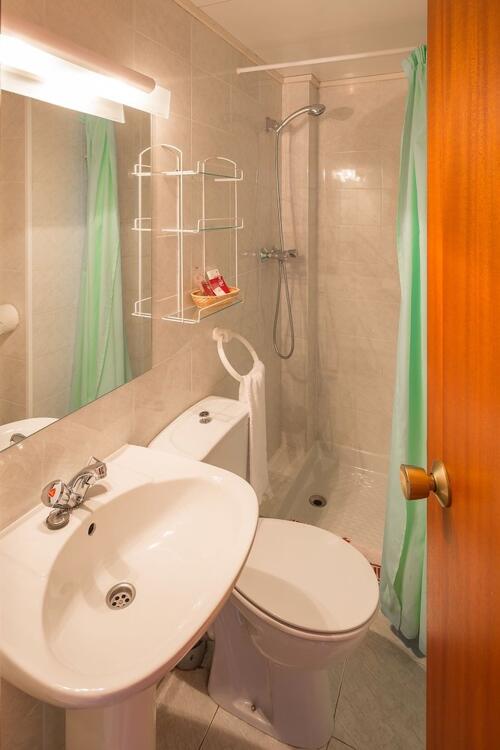 Foto del baño de Aparthotel Bertran