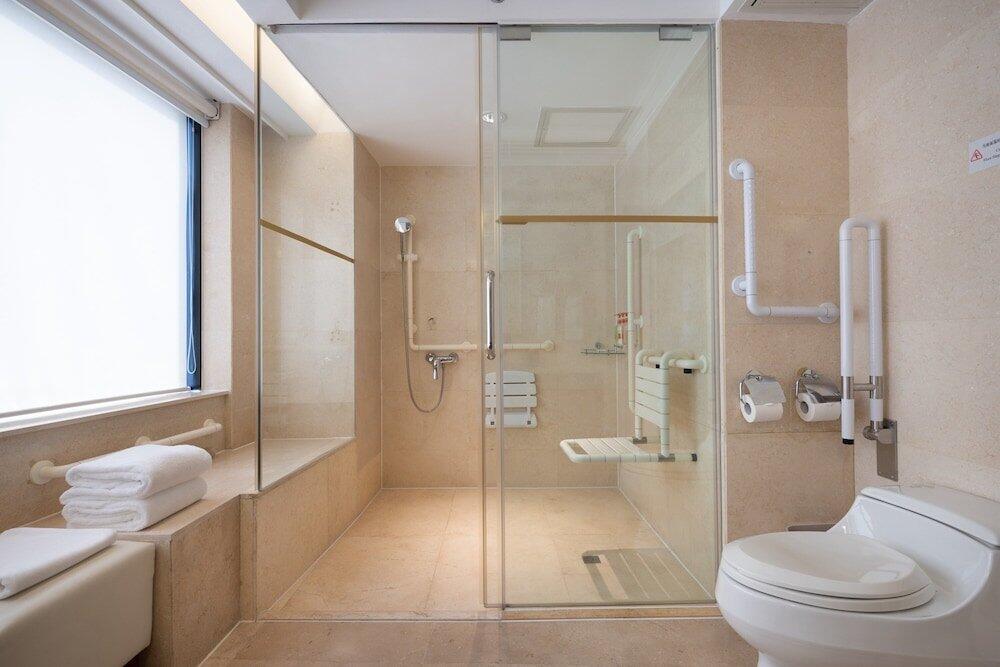 Foto de una habitación de Crowne Plaza Hotel &amp;amp; Suites Landmark Shenzhen, an IHG Hotel