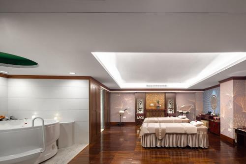 Foto de los servicios de Crowne Plaza Hotel &amp;amp; Suites Landmark Shenzhen, an IHG Hotel