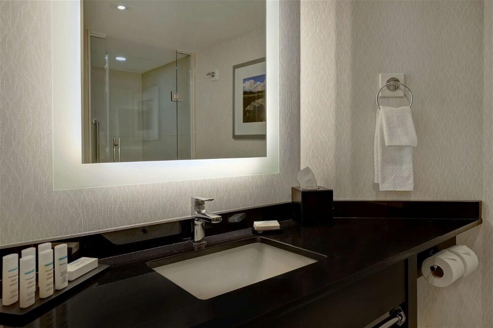 Foto de una habitación de Hotel Embassy Suites by Hilton Niagara Falls Fallsview