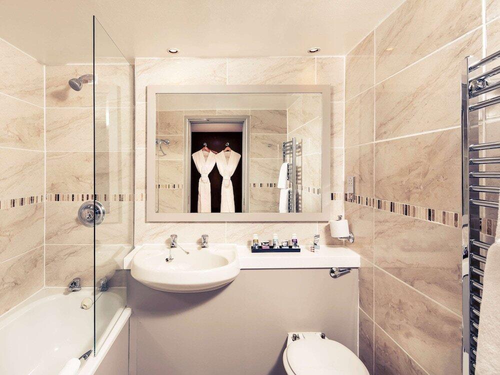 Foto de una habitación de Mercure Leeds Parkway Hotel