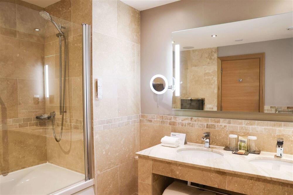 Foto del baño de Hotel DoubleTree by Hilton Milton Keynes