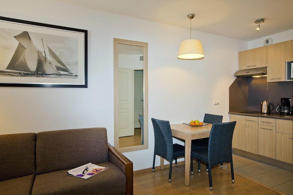 Foto de una habitación de Aparthotel Residhome Arcachon Plazza