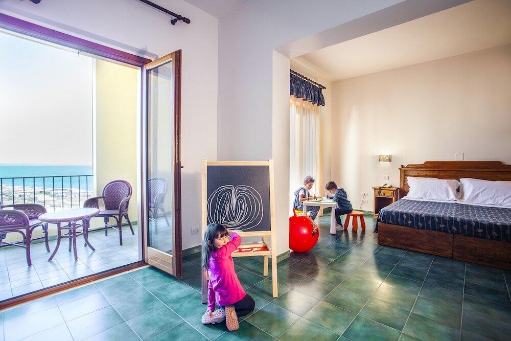Foto de una habitación de Hotel Village Suvaki