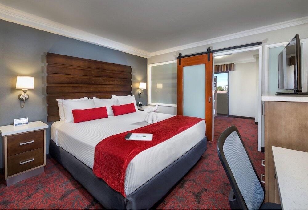 Foto de una habitación de Desert Palms Hotel &amp;amp; Suites Anaheim Resort