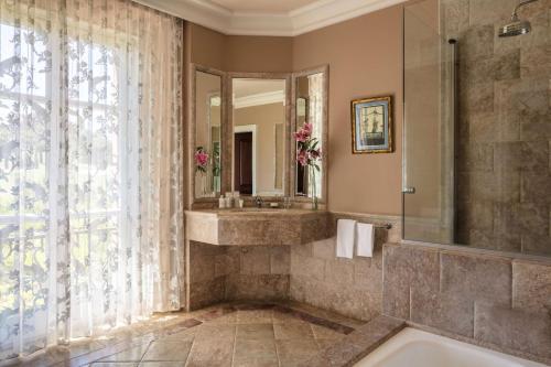 Foto del baño de Anantara Villa Padierna Palace Benahavís Marbella Resort - A Leading Hotel of the World