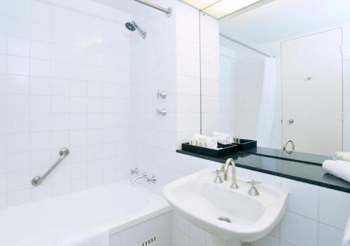 Foto del baño de Crowne Plaza Canberra, an IHG Hotel