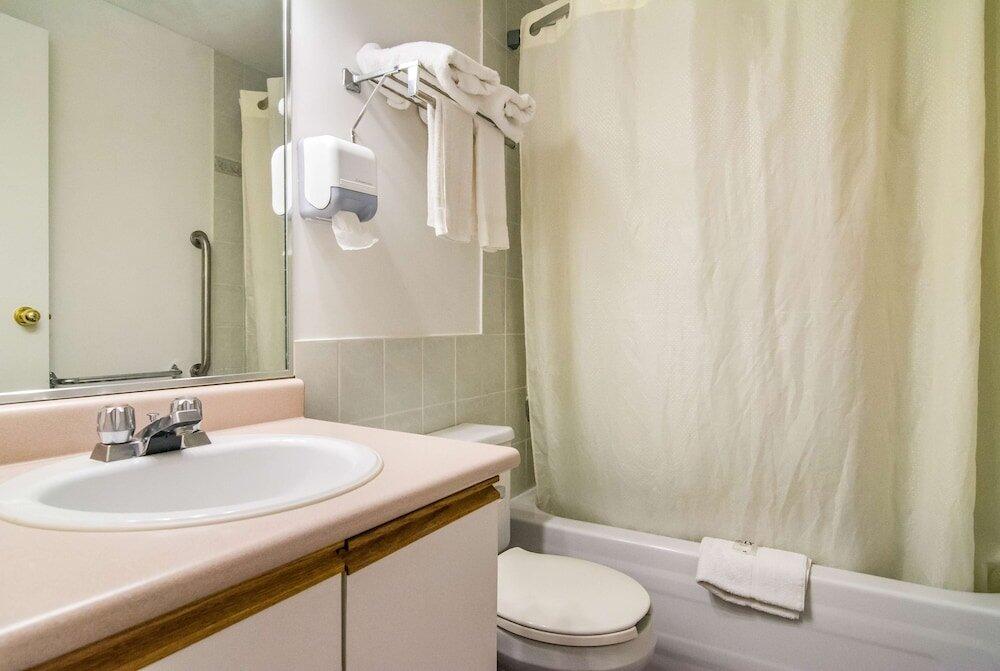 Foto del baño de Motel 6 Surrey, Bc