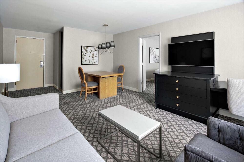 Foto de una habitación de Hotel DoubleTree Suites by Hilton Charlotte/SouthPark