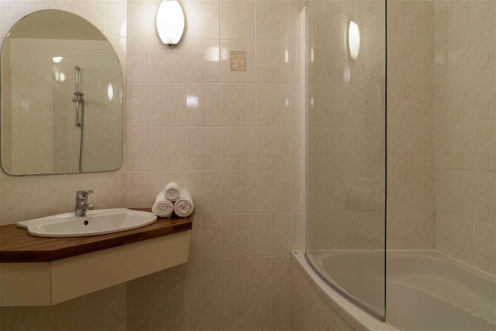 Foto del baño de Hôtel Argi-Eder, The Originals Relais (Relais du Silence)