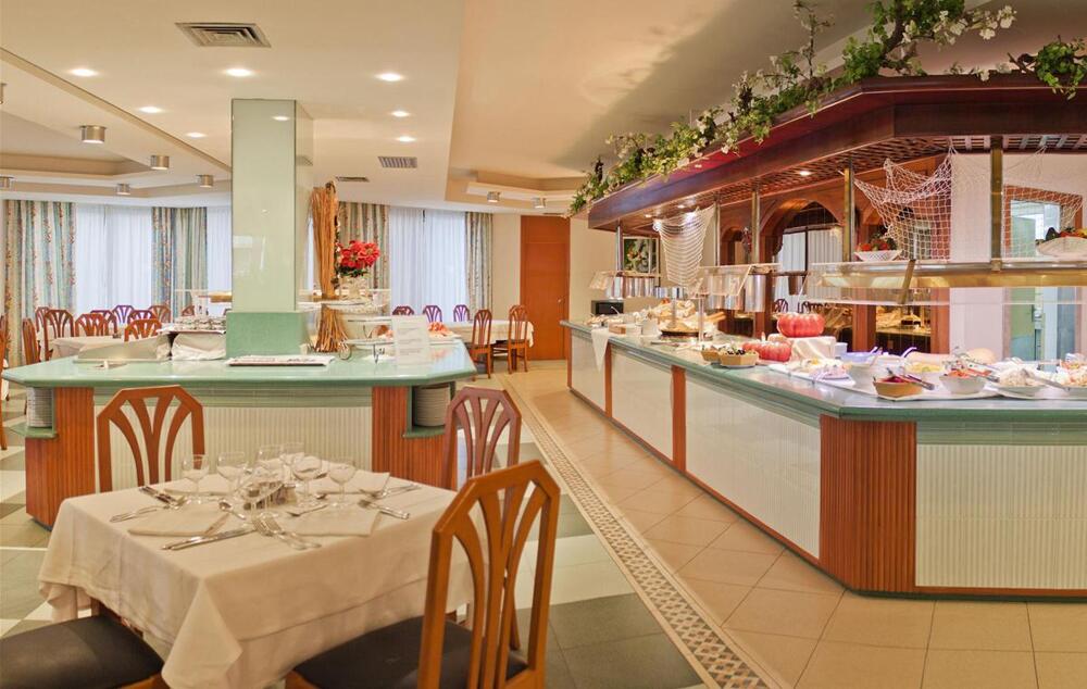 Foto de restauración de Aparthotel TRH Jardín Del Mar