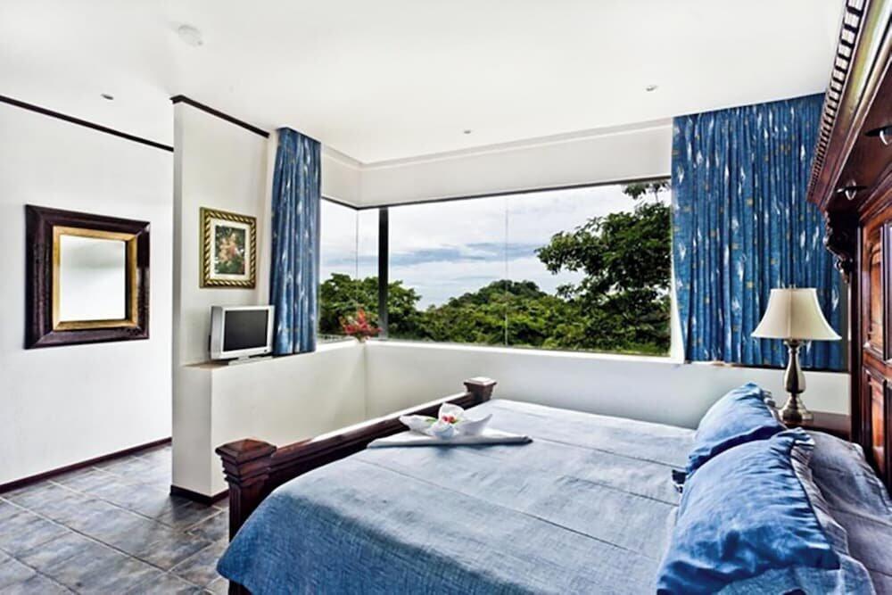 Foto de una habitación de Hotel Oceans Two Resort