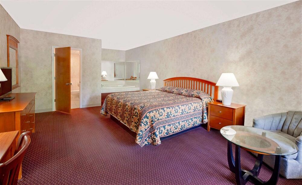 Room – Hotel Knights Inn Traverse City