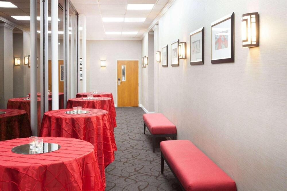 Foto de las zonas nobles de Hotel Ramada Plaza by Wyndham Chicago North Shore