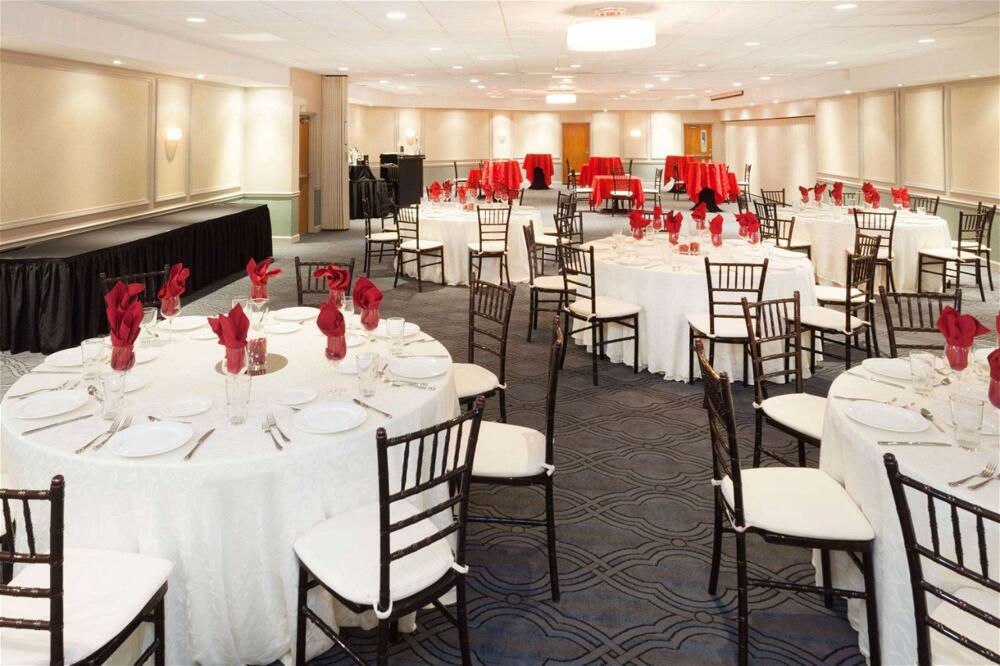 Foto de restauración de Hotel Ramada Plaza by Wyndham Chicago North Shore