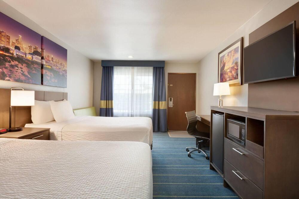 Foto de una habitación de Hotel Days Inn &amp;amp; Suites by Wyndham Anaheim At Disneyland Park