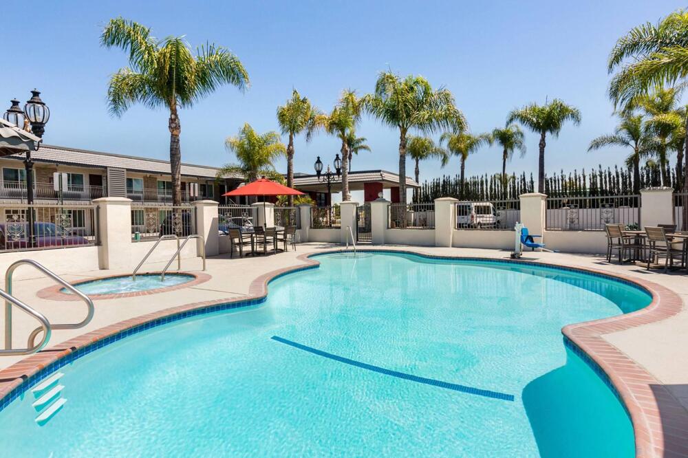 Foto de los servicios de Hotel Days Inn &amp;amp; Suites by Wyndham Anaheim At Disneyland Park