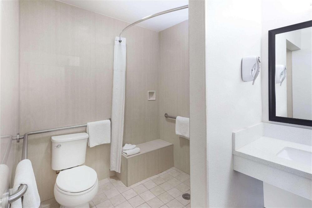 Foto general de Hotel Days Inn &amp;amp; Suites by Wyndham Anaheim At Disneyland Park