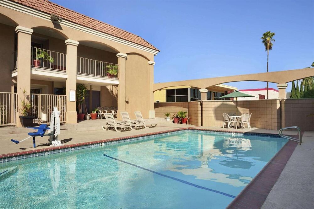 Foto de los servicios de Hotel Howard Johnson by Wyndham Buena Park